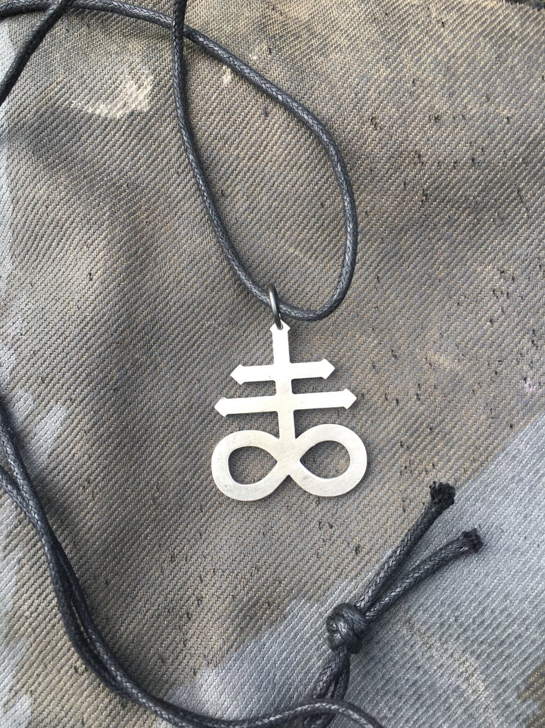 Leviathan cross - halsband by Oskar Mangeru