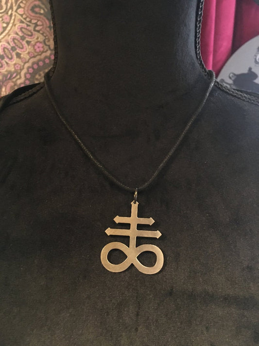 Leviathan cross - halsband by Oskar Mangeru