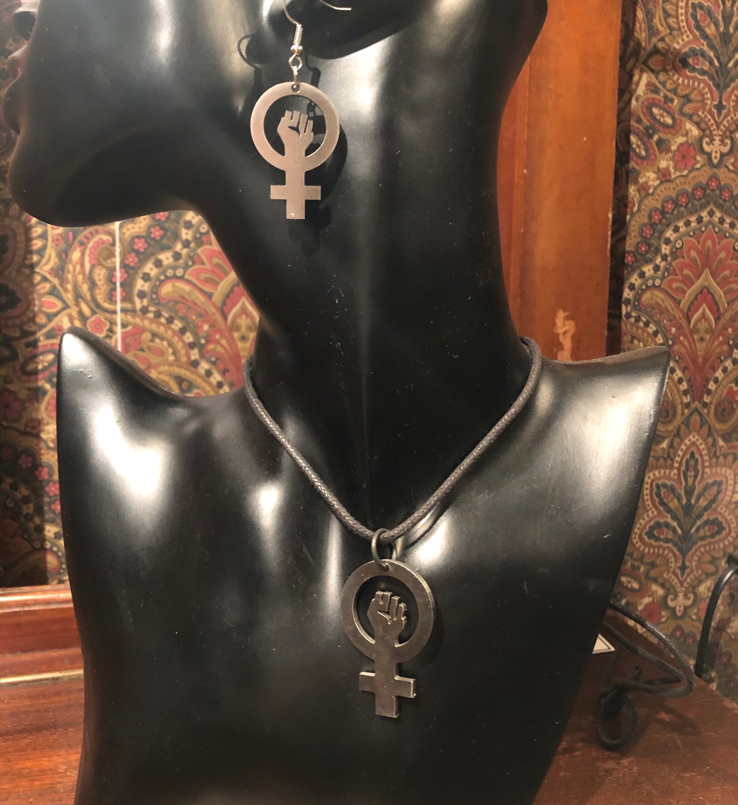 Feminist Halsband by Mangeru