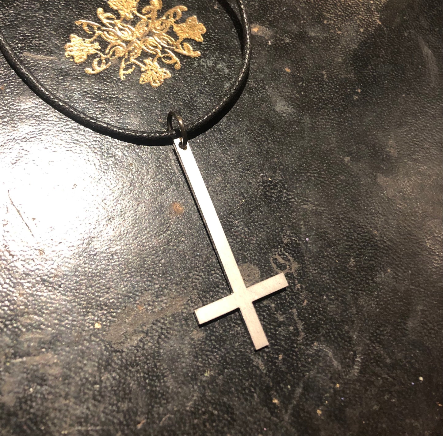 Inverted cross plain Halsband by Mangeru