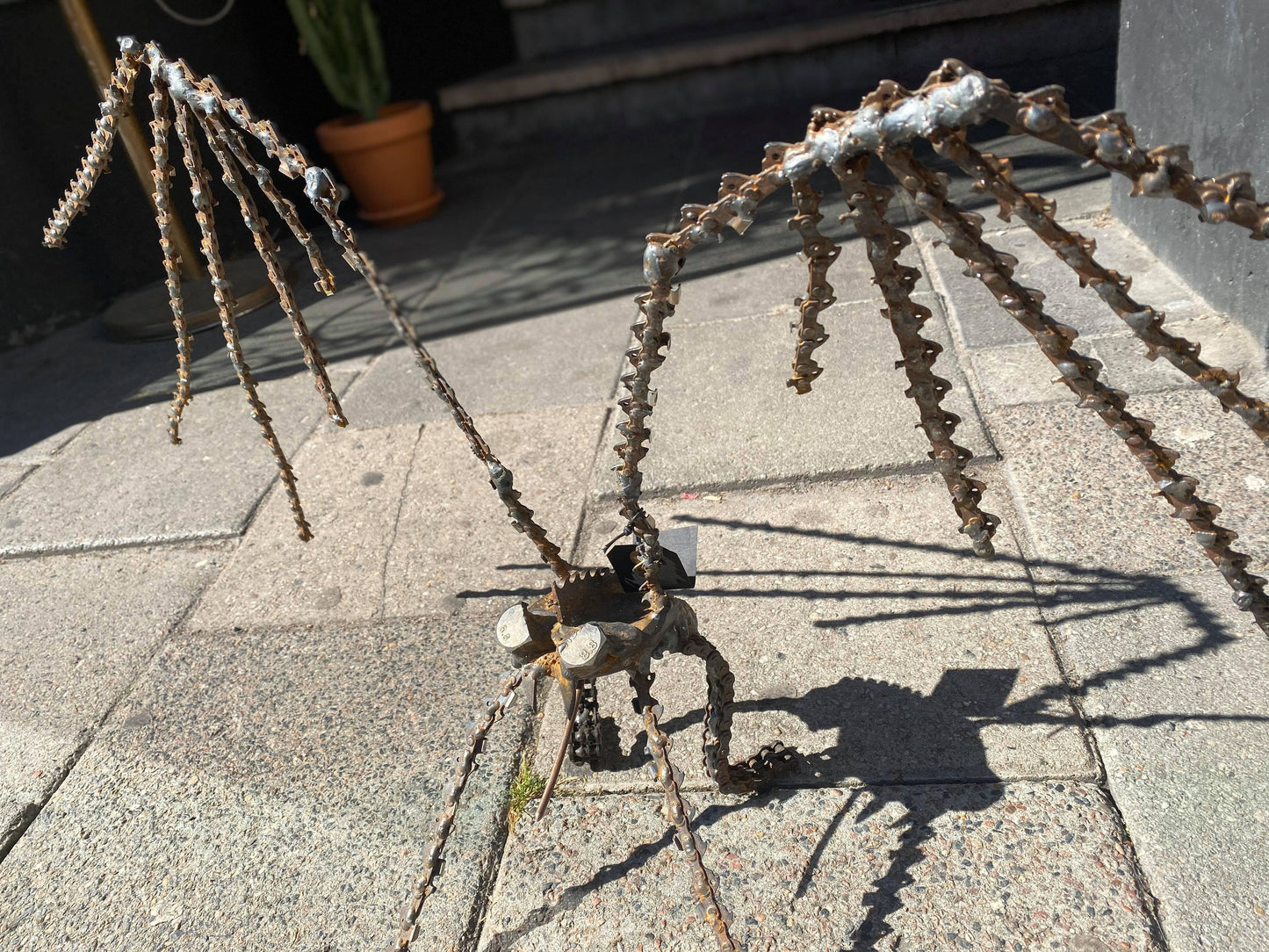 Demon fly skulptur by Oskar Mangeru