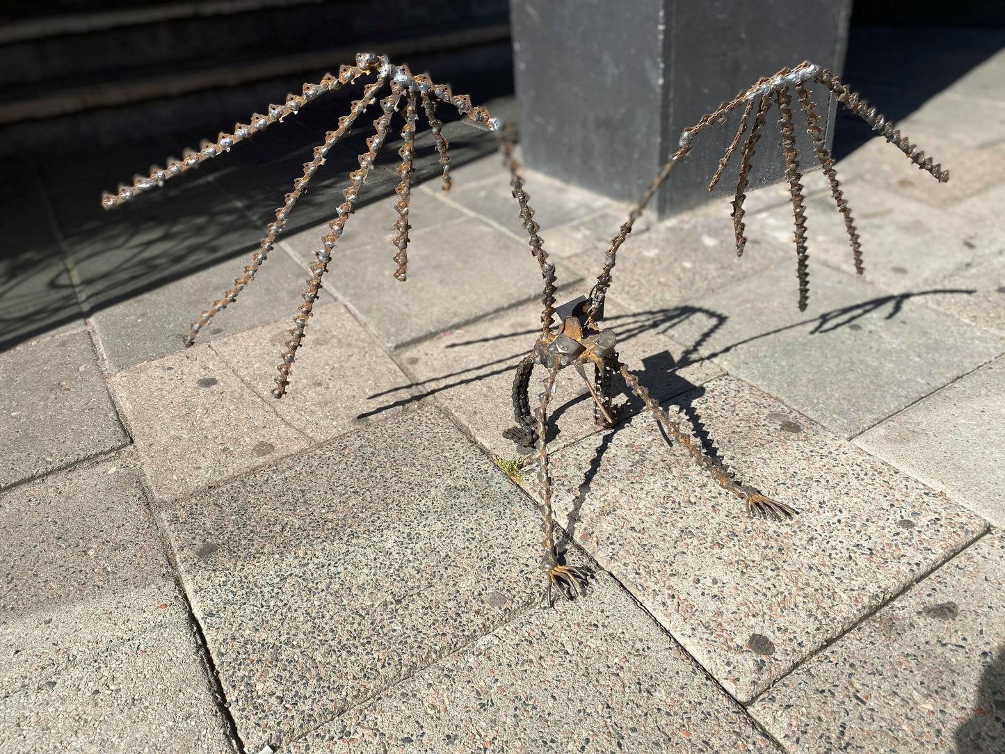 Demon fly skulptur by Oskar Mangeru