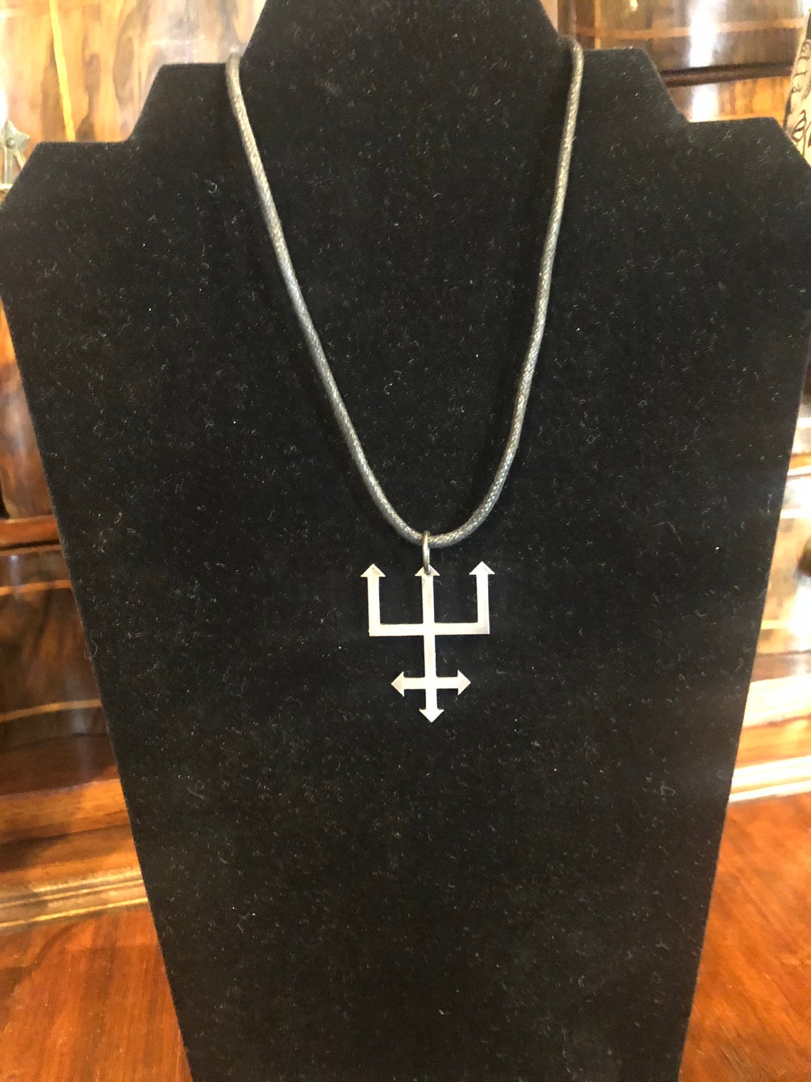 Trident - halsband by Oskar Mangeru