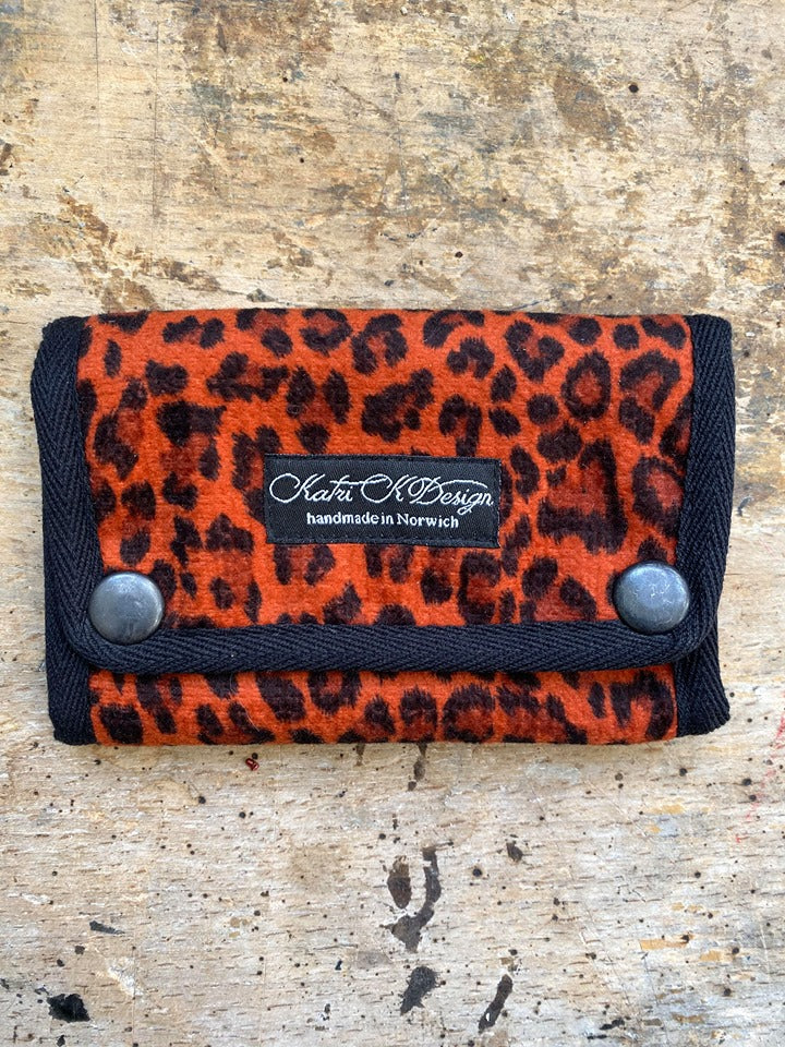 Leopard röd Plånbok by KatriK Design
