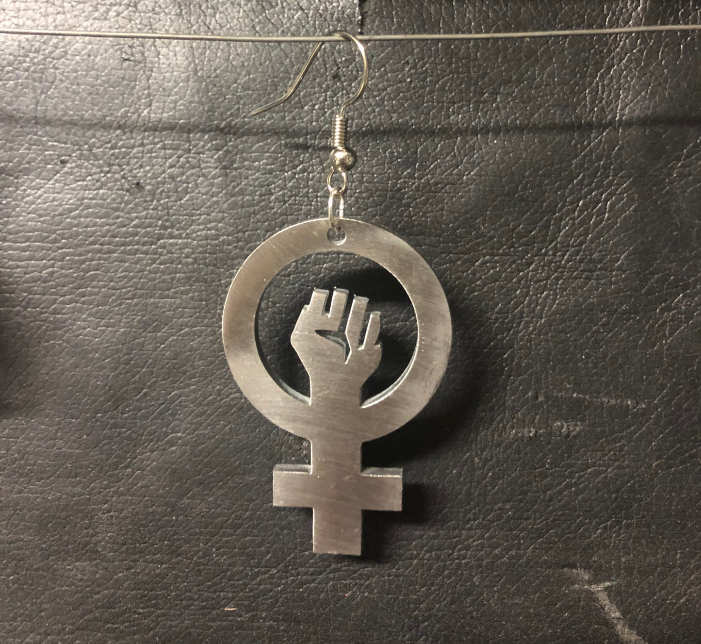 Feminist sign big örhängen