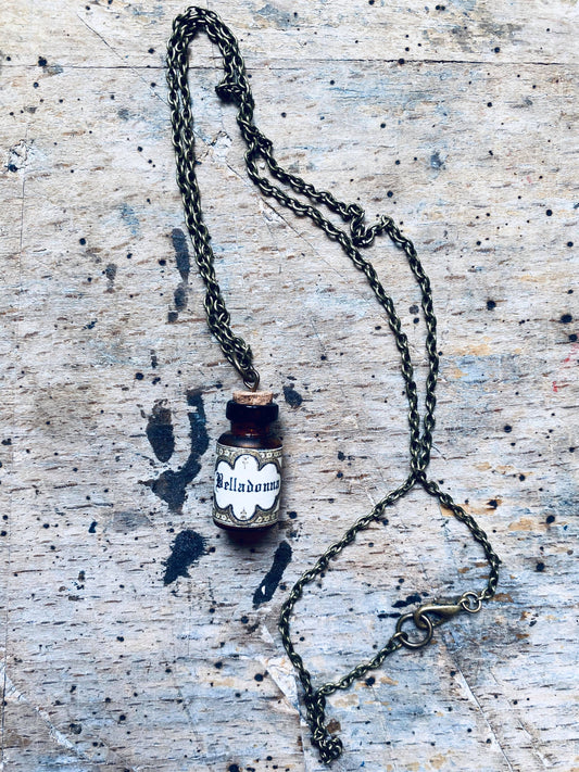 Belladonna på flaska Halsband by Yoara Design