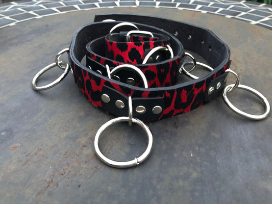 Bondagebelt red Leopard Vegan leather bälte by Illo merch