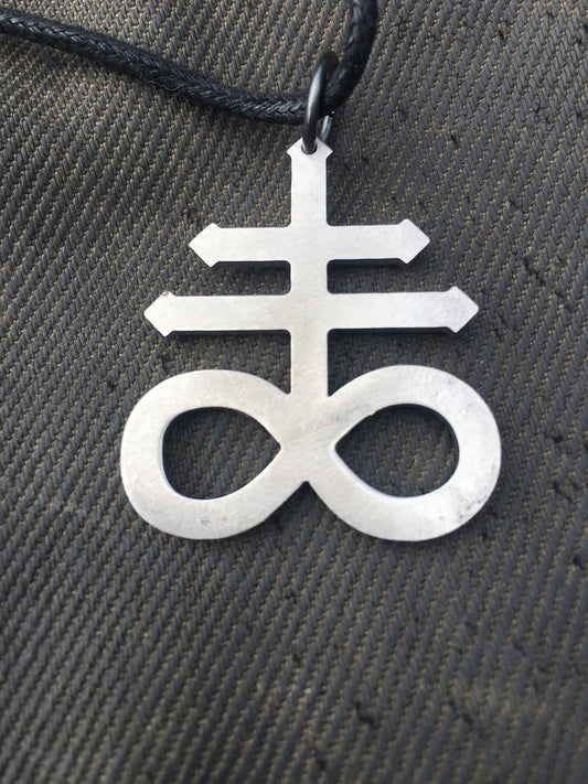 Leviathan cross - halsband by Oskar Mangeru