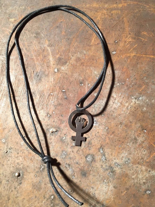Feminist Halsband by Mangeru