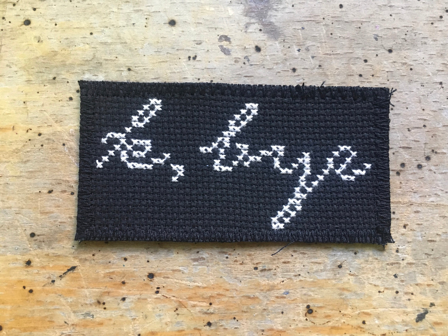 le, bye - Hand-embroidered Patch - Sajko Art