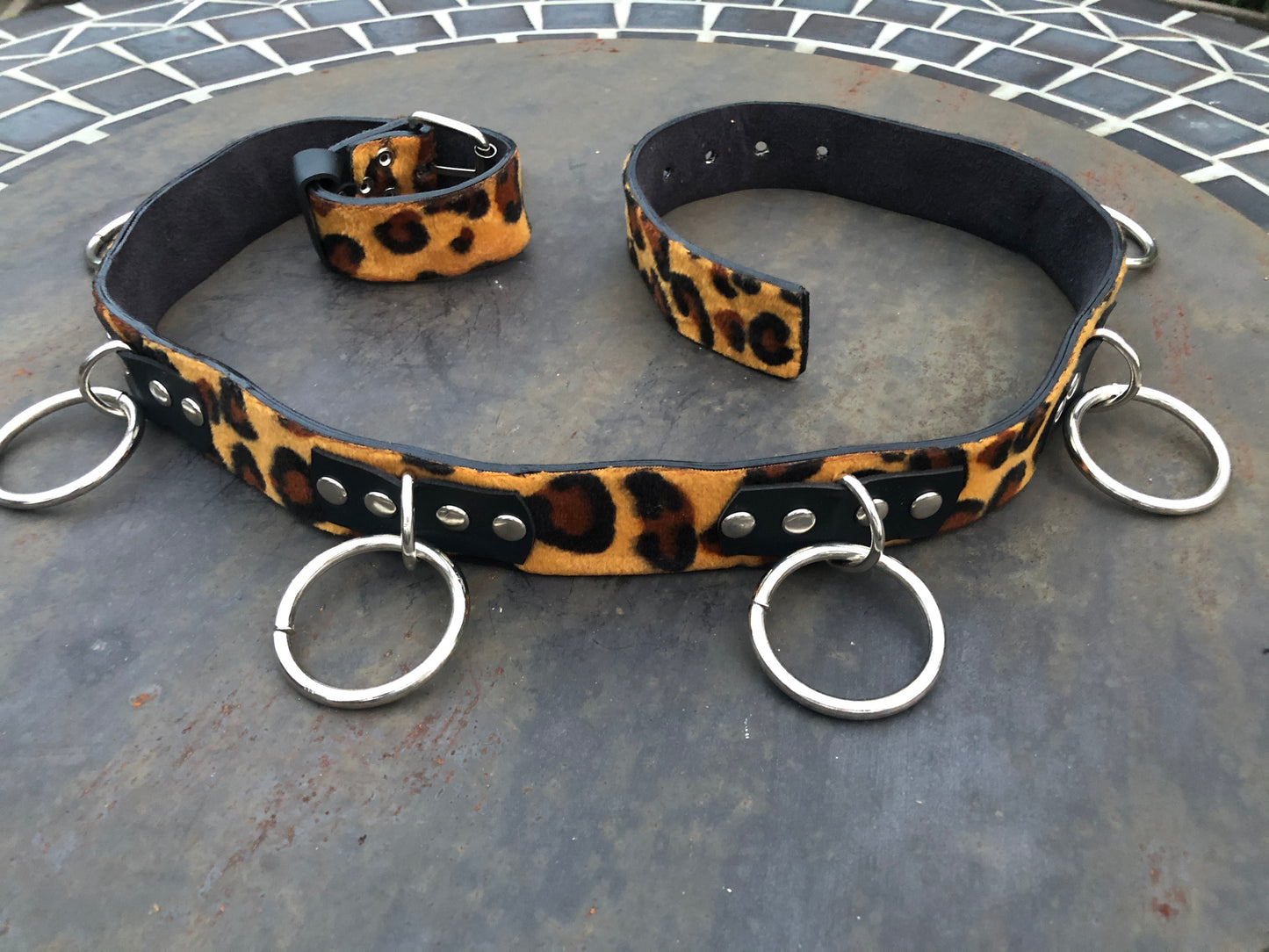 Bondagebelt leopard Vegan leather bälte by Illo merch