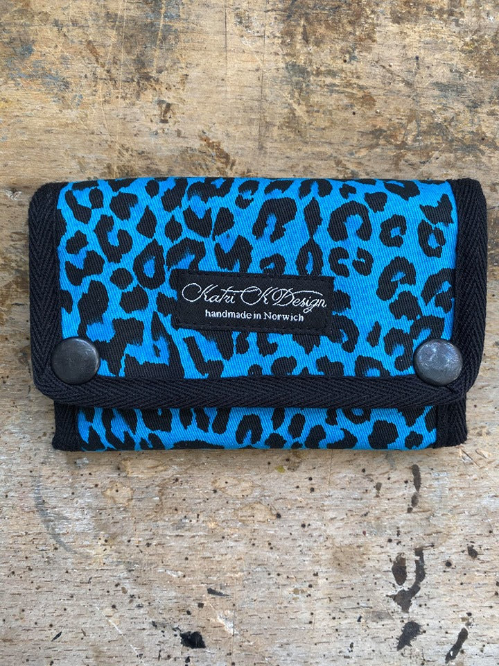 Leopard blå Plånbok by KatriK Design