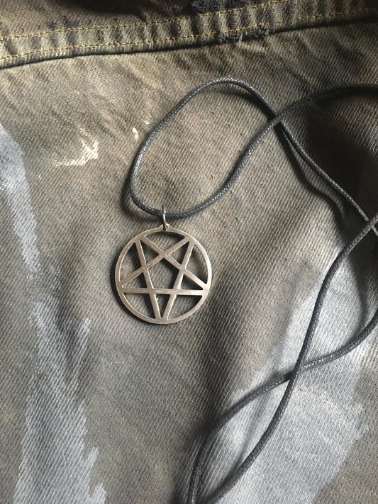 Inverted pentagram Halsband by Mangeru