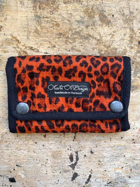Leopard röd Plånbok by KatriK Design